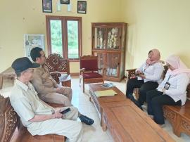 Pendamping PKH Koordinasi dengan Lurah Tepus Bahas Penempelan Stiker Tahap II