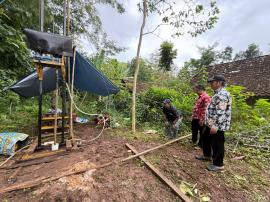 Hari Ketiga Pengeboran Sumur Bor, Lurah Tepus Didampingi Ulu-ulu Lakukan Monitoring