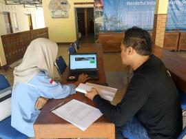 Penyerahan Buku Panduan Website kepada Ketua Desa Wisata Tepus