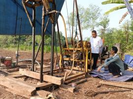 Ulu-ulu Kalurahan Tepus Monitoring Pengeboran Sumur Bor Bantuan HUT KORPRI 2026 di Solumo