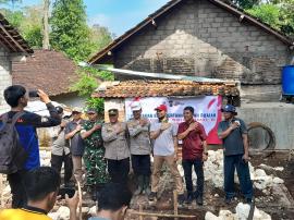 Peletakan Batu Pertama Bedah Rumah di Tegalweru Sambut Hari Bhayangkara Ke-80