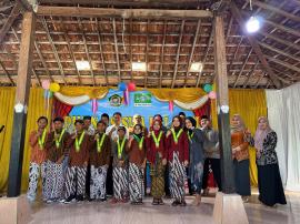 Wakili Lurah Tepus, Kaur Danarta Hadiri Pelepasan Siswa Kelas 6 MI YAPPI Tegalweru