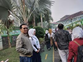 Lurah Tepus Dukung Gerakan GAMAS, Antar Putri ke Sekolah di Hari Pertama Masuk SMK
