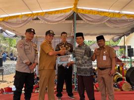 Lurah Tepus Serahkan Dukungan Dana Kegiatan dalam Puncak Acara Bersih Telaga Kalen