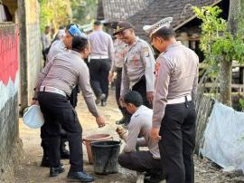 Polres Gunungkidul Salurkan Bantuan Air Bersih dan 25 Paket Sembako untuk Warga Pudak