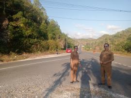 Lurah dan Carik Tepus Pantau Arus Lalu Lintas di Ruas Jalan JJLS Alas Trosau