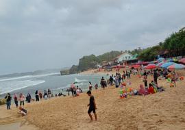 Sempat Meninggi Beberapa Hari, Air Laut Kembali Normal, Wisatawan Padati Pantai Indrayanti