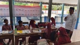 Lurah Tepus Sambangi Siswa SDN Pudak yang Belajar di Balai Padukuhan